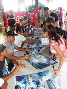 Séance de dédicace des surfeurs PRO  du Team Billabong