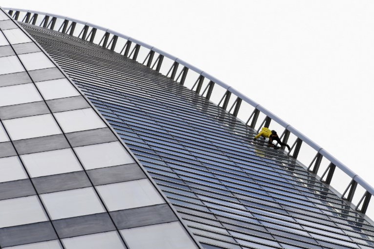Le "Spiderman" français escalade une tour de la Défense "pour sauver Notre-Dame de Paris" Le "Spiderman" français escalade une tour de la Défense "pour sauver Notre-Dame de Paris"