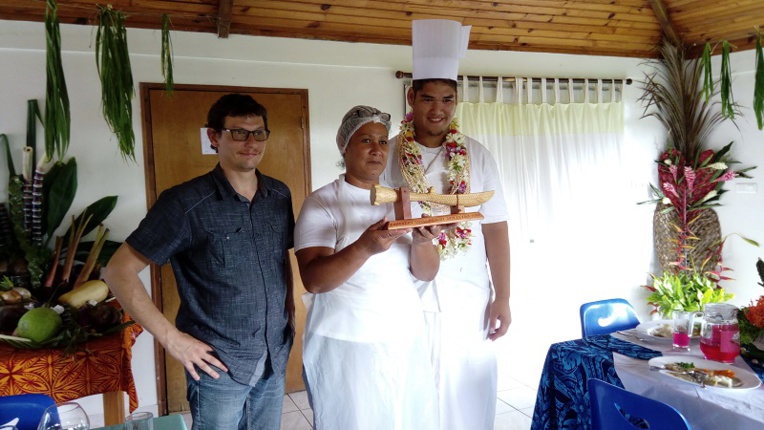 Léonard et sa maman représenteront l'île de Tubuai sur Tahiti, au mois de mai. Léonard et sa maman représenteront l'île de Tubuai sur Tahiti, au mois de mai.