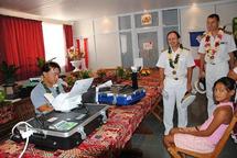 M. Philippe VOTA, agent de la DRCL, traite les demandes de passeport à l’aide de la station de recueil mobile à l’occasion d’une tournée administrative dans les îles Tuamotu-Gambier.