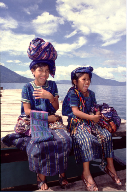 Pour aller à Santiago Atitlan, nous traverserons le lac en compagnie de ces deux jeunes et belles Indiennes Tzutuhil se rendant au marché vendre leurs tissages. Ne leur parlez pas de Maximon, vous les feriez fuir…