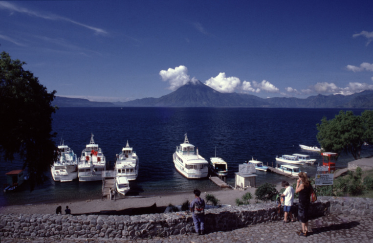 Au départ de Panajachel, il faut compter moins d’une heure sur une petite barque pour se rendre à Santiago. Les plus gros bateaux sont destinés aux excursions de grappes de touristes sur le lac. Au départ de Panajachel, il faut compter moins d’une heure sur une petite barque pour se rendre à Santiago. Les plus gros bateaux sont destinés aux excursions de grappes de touristes sur le lac.