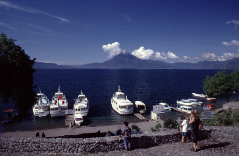 Au départ de Panajachel, il faut compter moins d’une heure sur une petite barque pour se rendre à Santiago. Les plus gros bateaux sont destinés aux excursions de grappes de touristes sur le lac.