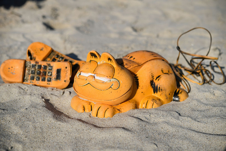 Le mystère de l'échouage de téléphones Garfield sur les plages bretonnes enfin levé Le mystère de l'échouage de téléphones Garfield sur les plages bretonnes enfin levé