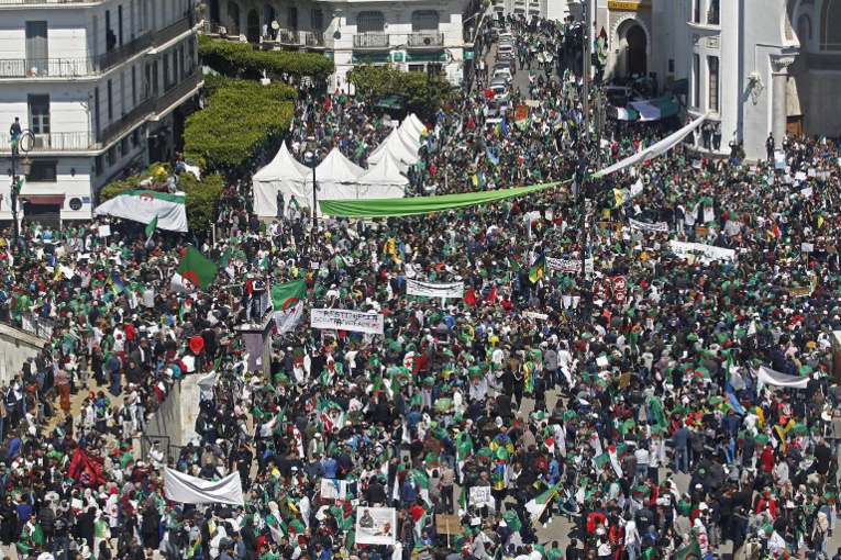 Les Algériens dans la rue après un appel au départ du président par ses fidèles Les Algériens dans la rue après un appel au départ du président par ses fidèles