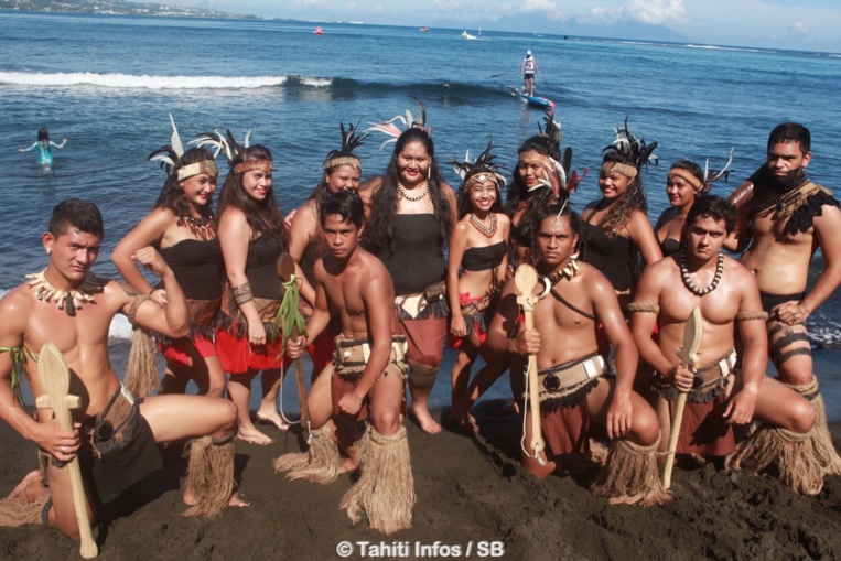 Les riders sont arrivés au son de pahu marquisiens Les riders sont arrivés au son de pahu marquisiens