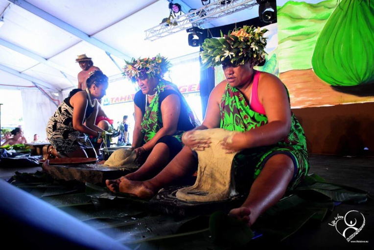 À l'ouverture de cette élection de beauté, une démonstration de fabrication de pōpoi a été donnée par les māmā de Rapa.