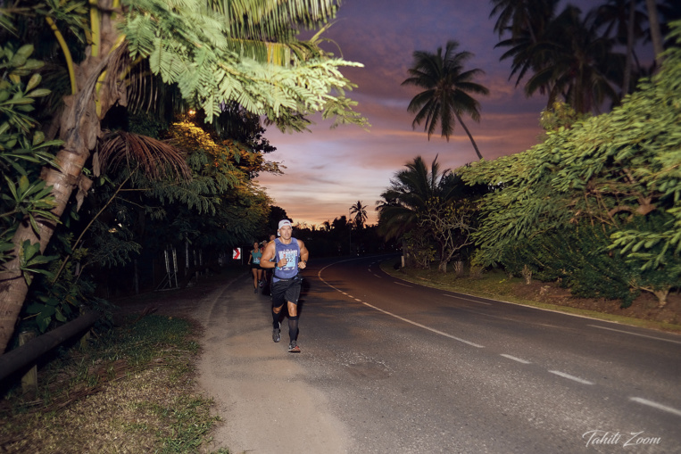 Un décor féerique pour les participants qui voient le jour se lever © Tahiti Zoom/Moorea Events