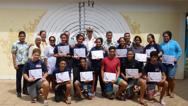 Ces jeunes ont suivi une formation de PSC1 entre octobre 2017 et mai 2018. Ils ont reçu leur diplôme, la semaine dernière, des mains de l'administrateur des Raromatai et des Îles du vent, Raymond Yeddou et du tāvana de Taputapuātea, Thomas Moutame.