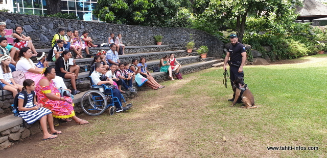 Deux maîtres-chiens de la gendarmerie ont fait aussi le déplacement pour faire découvrir aux enfants leur métier.