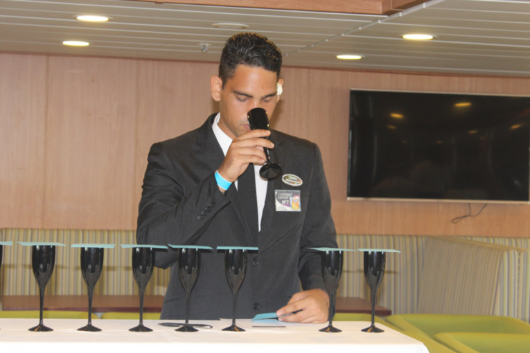 Heremoana Timo, élève du lycée hôtelier de Tahiti, réalise les épreuves du bar à l'aveugle.