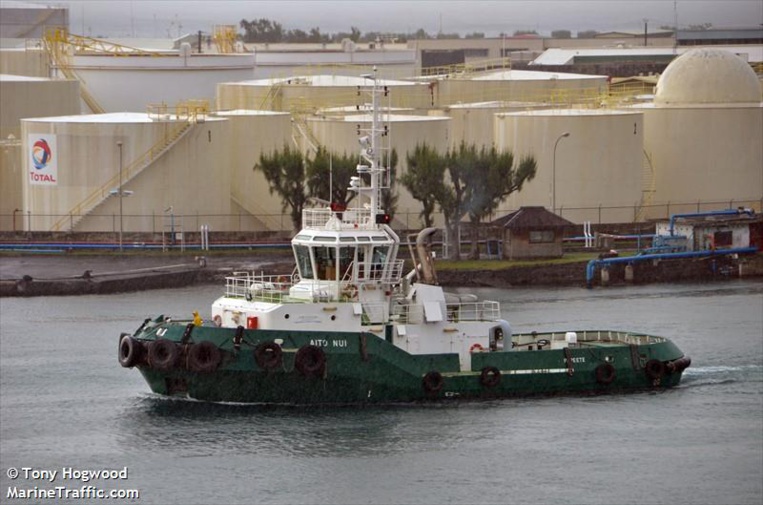 C'est l'Aito Nui 1, remorqueur du Port autonome, qui est chargé de ramener le cargo de 100 mètres de long.