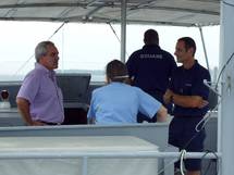 Le haut-commissaire en mission de contrôle à bord de l'Arafenua