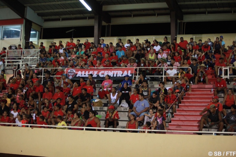 Les supporters de Central étaient là pour soutenir leur équipe Les supporters de Central étaient là pour soutenir leur équipe