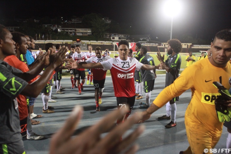 Une haie d'honneur a été faite par les joueurs calédoniens en fin de rencontre Une haie d'honneur a été faite par les joueurs calédoniens en fin de rencontre