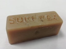 Kimberley Cowan, fabricante de crème solaire et de wax de surf made in fenua Kimberley Cowan, fabricante de crème solaire et de wax de surf made in fenua