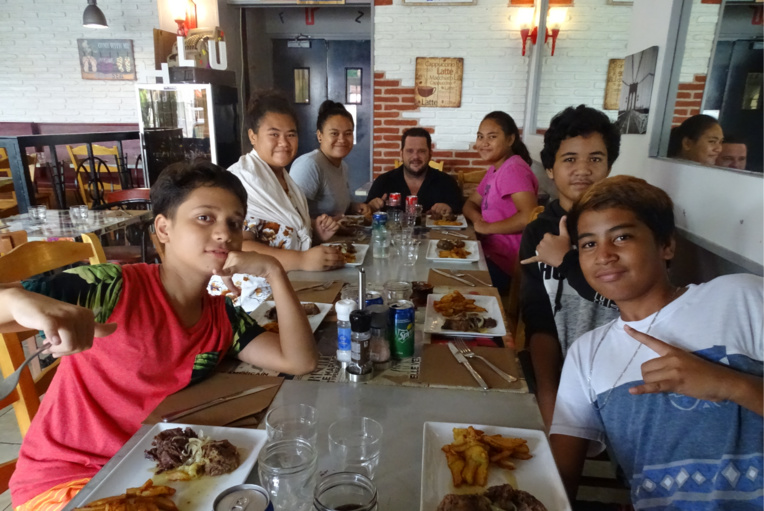 Des jeunes Polynésiens découvrent le quotidien d'un restaurateur