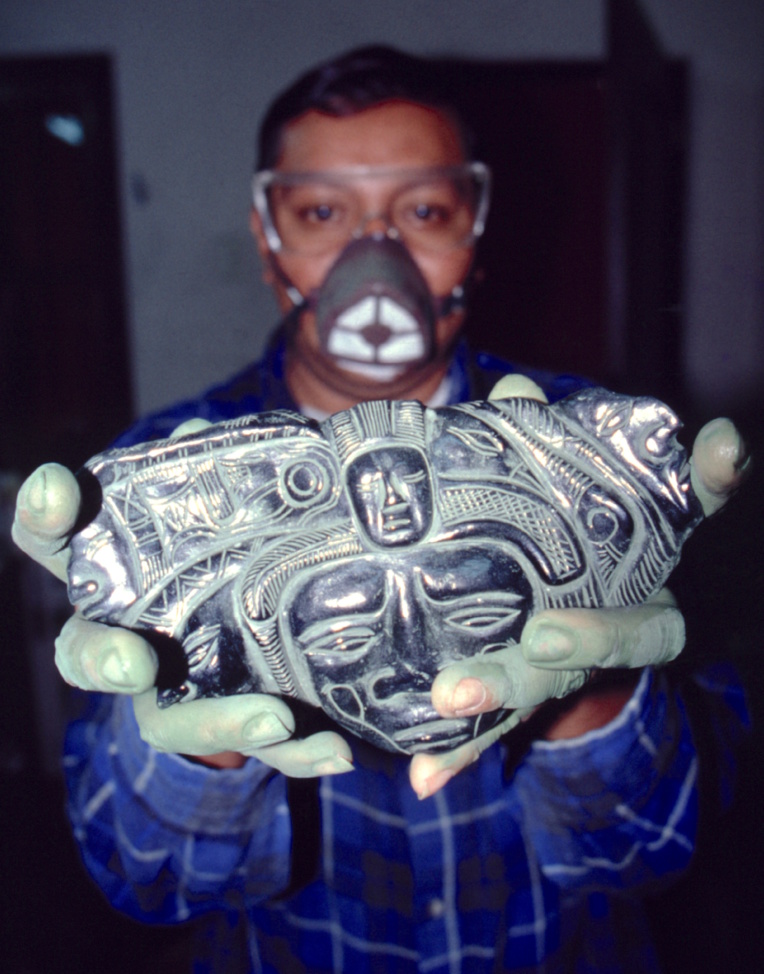 Un sculpteur guatémaltèque présentant son travail : une merveille naît dans ses mains.