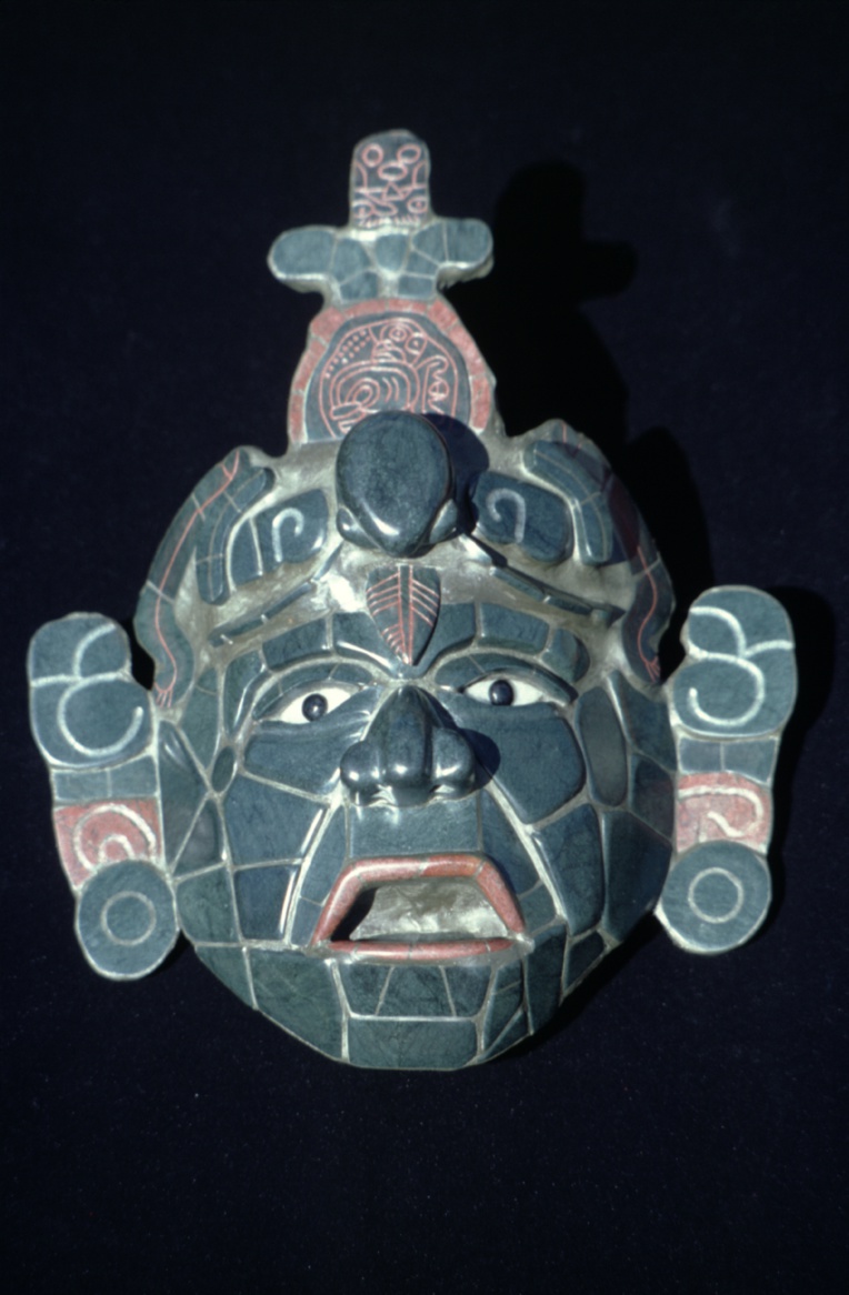 Cette réplique de masque mortuaire trouvé à Tikal est le plus célèbre des jades mayas. Cette réplique de masque mortuaire trouvé à Tikal est le plus célèbre des jades mayas.