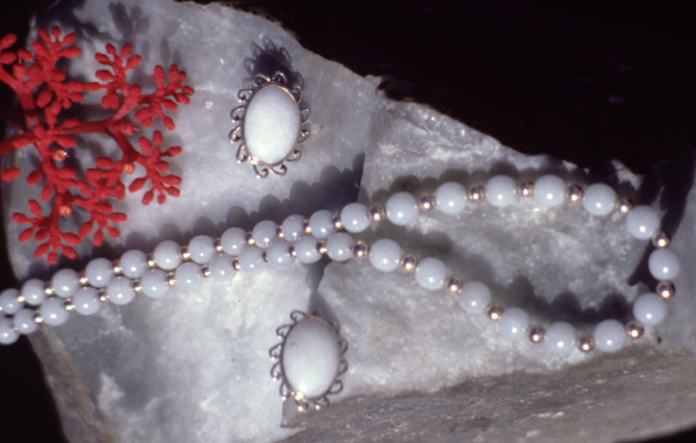 Bijoux en jade de lune (blanc).