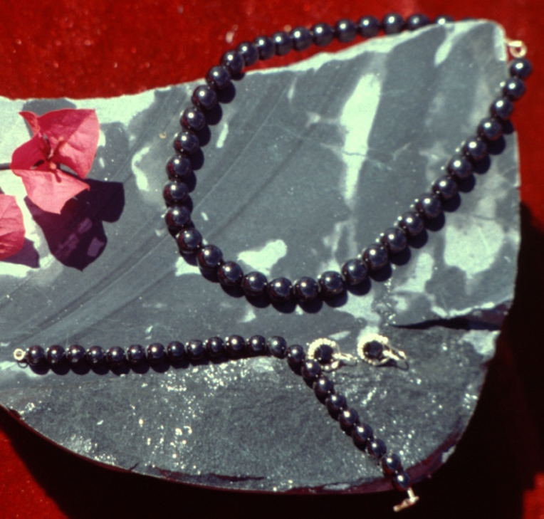 Bijoux en jade noir. Bijoux en jade noir.