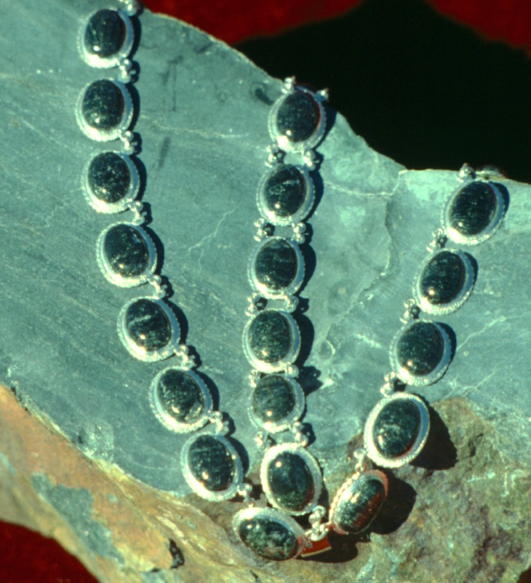 Bijoux en jade vert piqueté, dit « jade d’or ». Bijoux en jade vert piqueté, dit « jade d’or ».