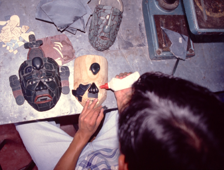 L’atelier d’un graveur ; les masques sont réalisés par collage des pièces de jade sur une forme en bois qui sera ensuite enlevée.