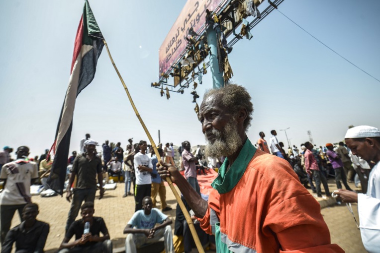Au Soudan, la rue se mobilise après le putsch, les généraux promettent le dialogue