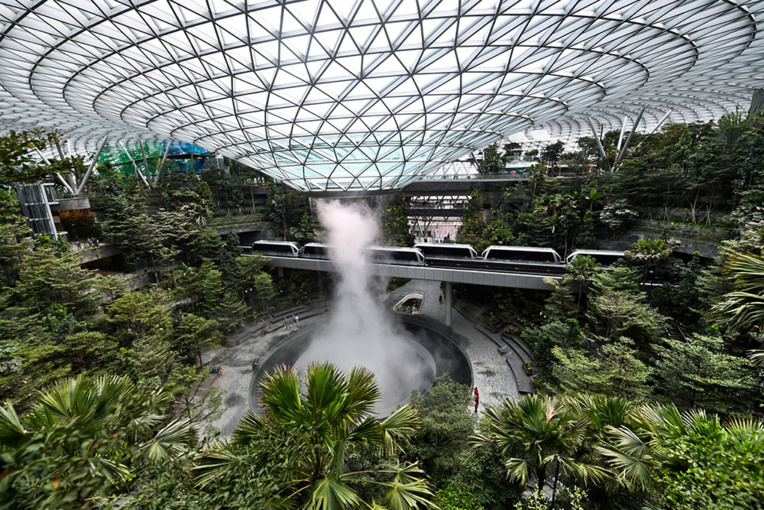 L'aéroport de Singapour met la nature sous dôme pour attirer les voyageurs L'aéroport de Singapour met la nature sous dôme pour attirer les voyageurs