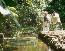 Le maire et le premier adjoint sur un captage de secours à Opunohu