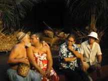 Papa Penu, Mama Roro: une comédie en reo Tahiti au petit théâtre