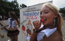 Des "Medvedev girls" en jupette offrent un iPhone au président