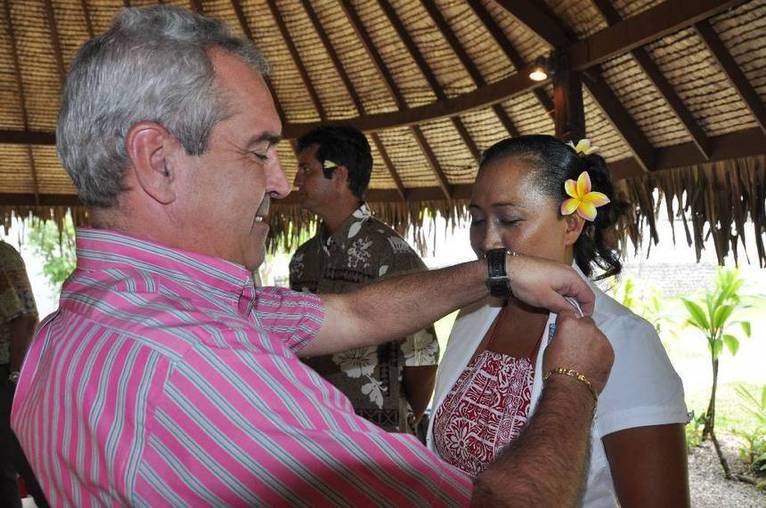 Remise de la médaille de bronze du tourisme à Ghislaine Mahotu et Hiro Damide