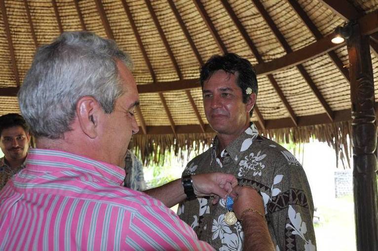 Remise de la médaille de bronze du tourisme à Ghislaine Mahotu et Hiro Damide