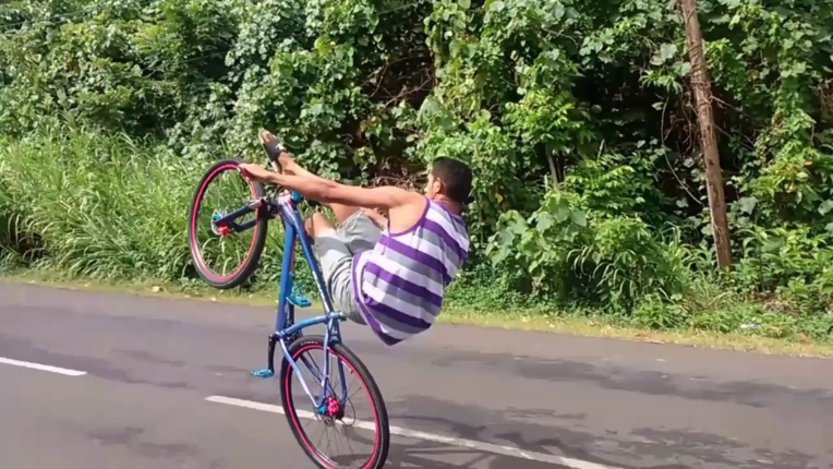 La pratique du "Wheeling" est totalement interdite sur la chaussée et les voies publiques La pratique du "Wheeling" est totalement interdite sur la chaussée et les voies publiques