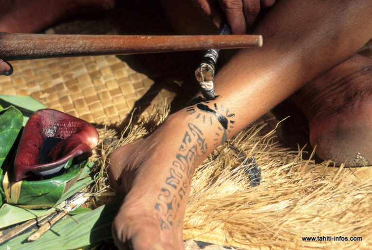 En reo ma’ohi, te tatau signifie «taper doucement». En reo ma’ohi, te tatau signifie «taper doucement».