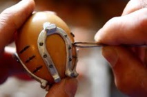 En Bosnie, le forgeron doit savoir ferrer son œuf