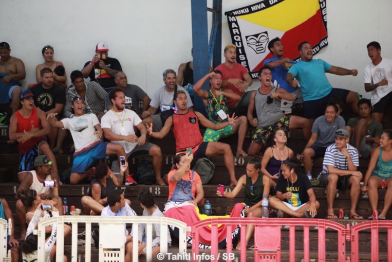 Grosse ambiance dans les tribunes avec de beaux haka marquisiens Grosse ambiance dans les tribunes avec de beaux haka marquisiens