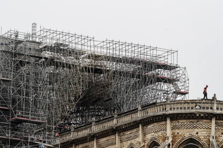 Début des travaux de bâchage de Notre-Dame de Paris