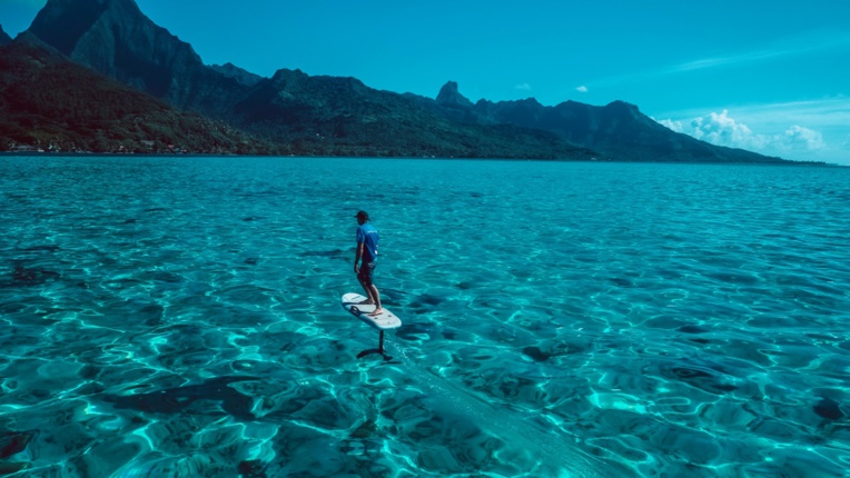 Fred Morin sur son surfoil électrique Fred Morin sur son surfoil électrique