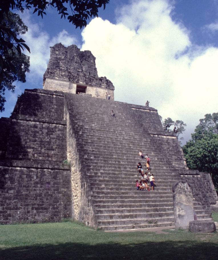 Sur la grande place de la ville maya, le temple II fait face au grand temple I.