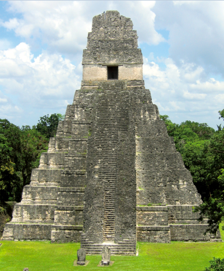 Le temple I, au cœur de Tikal, est la plus belle pyramide maya restaurée. On ne peut malheureusement plus l’escalader, l’ascension ayant entraîné la mort de plusieurs touristes.