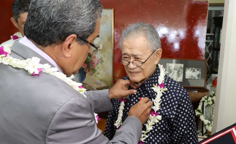 Jean-Marius Raapoto a reçu ce jeudi sa distinction, des mains du président du pays, Edouard Fritch. Jean-Marius Raapoto a reçu ce jeudi sa distinction, des mains du président du pays, Edouard Fritch.