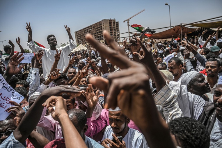 Soudan: une foule immense déferle à Khartoum pour réclamer un pouvoir civil