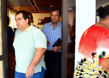 Au centre, le dirigeant de la SMPP, Robert Bernut, à la sortie du tribunal mardi