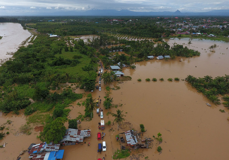 Indonésie: au moins 17 morts, des milliers de déplacés par des inondations