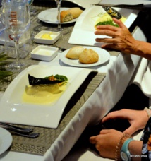 Galet de oeo (bec-de-canne) au cheddar avec son risotto de pota vert, crumble et écume à la passion. Une vraie trouvaille inventée par les chefs ! Galet de oeo (bec-de-canne) au cheddar avec son risotto de pota vert, crumble et écume à la passion. Une vraie trouvaille inventée par les chefs !