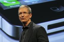 Le nouveau directeur général d'Apple, Tim Cook, ici photographié lors du lancement de l'iPhone 4 sur le réseau Verizon, le 23 février 2011. B.MCDERMID/REUTERS