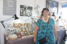 Sandy Tahiti confectionne des diffuseurs de parfum faits en céramique.