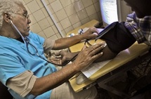 A La Havane, sur l'île de Cuba, un médecin contrôle la pression d'un patient AFP PHOTO/STR